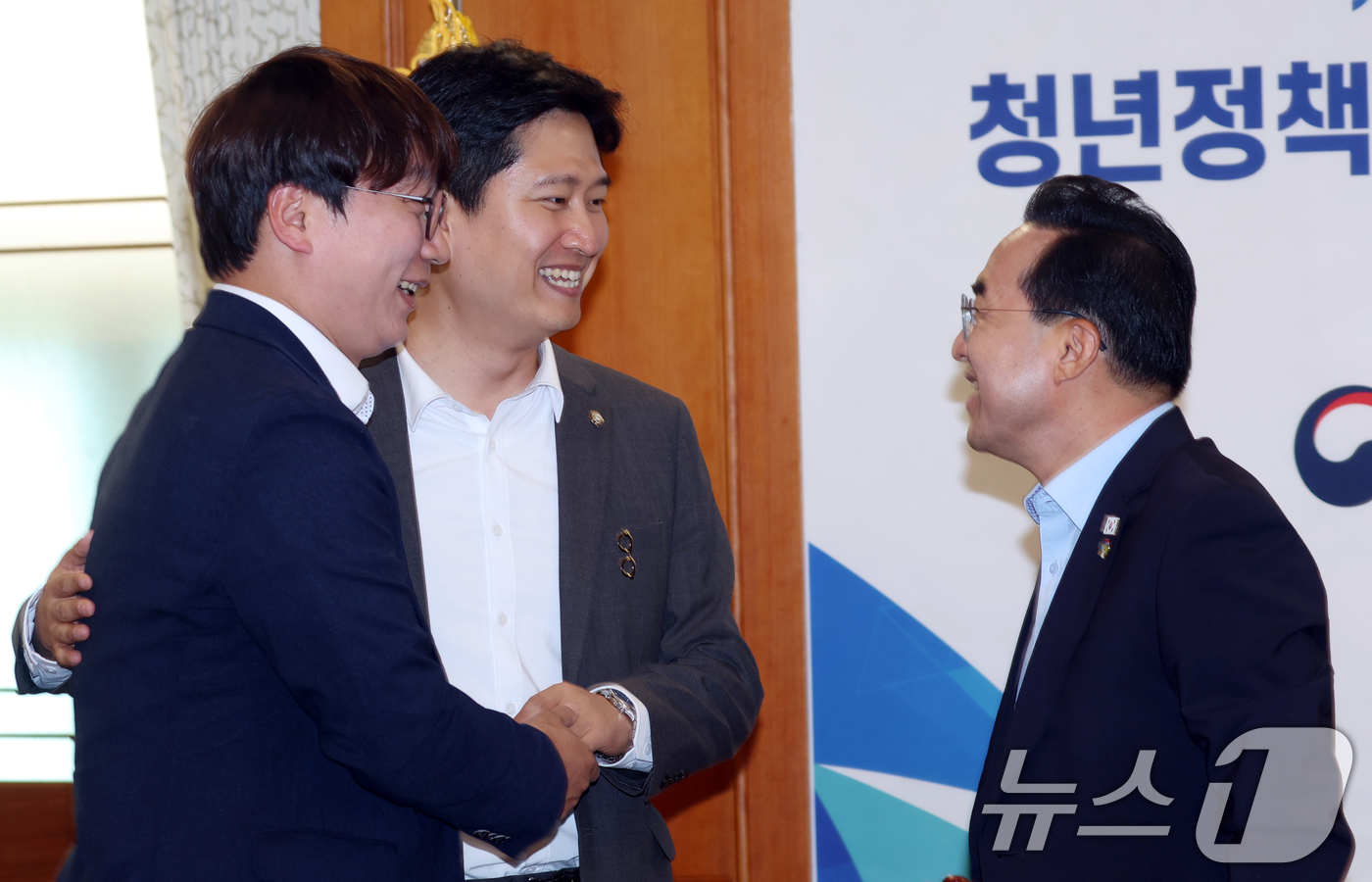 (서울=뉴스1) 김명섭 기자 = 박홍근 기획예산처 장관이 9일 서울 종로구 세종대로 정부서울청사에서 열린 청년정책 관계장관회의에서 우재준 국민의힘 중앙청년위원장(가운데), 모경종 …