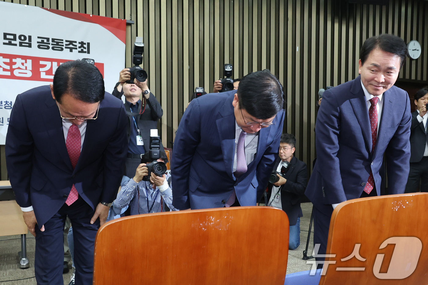 (서울=뉴스1) 신웅수 기자 = 국민의힘 원내대표 출마를 선언한 김도읍(왼쪽부터), 정점식, 성일종 의원이 9일 서울 여의도 국회에서 초·재선 의원 주최로 열린 원내대표 후보자 초 …