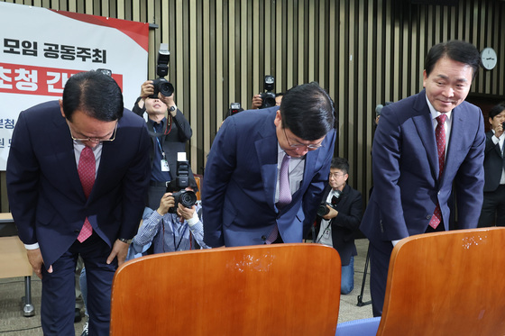 초·재선 의원들에게 인사하는 김도읍·정점식·성일종
