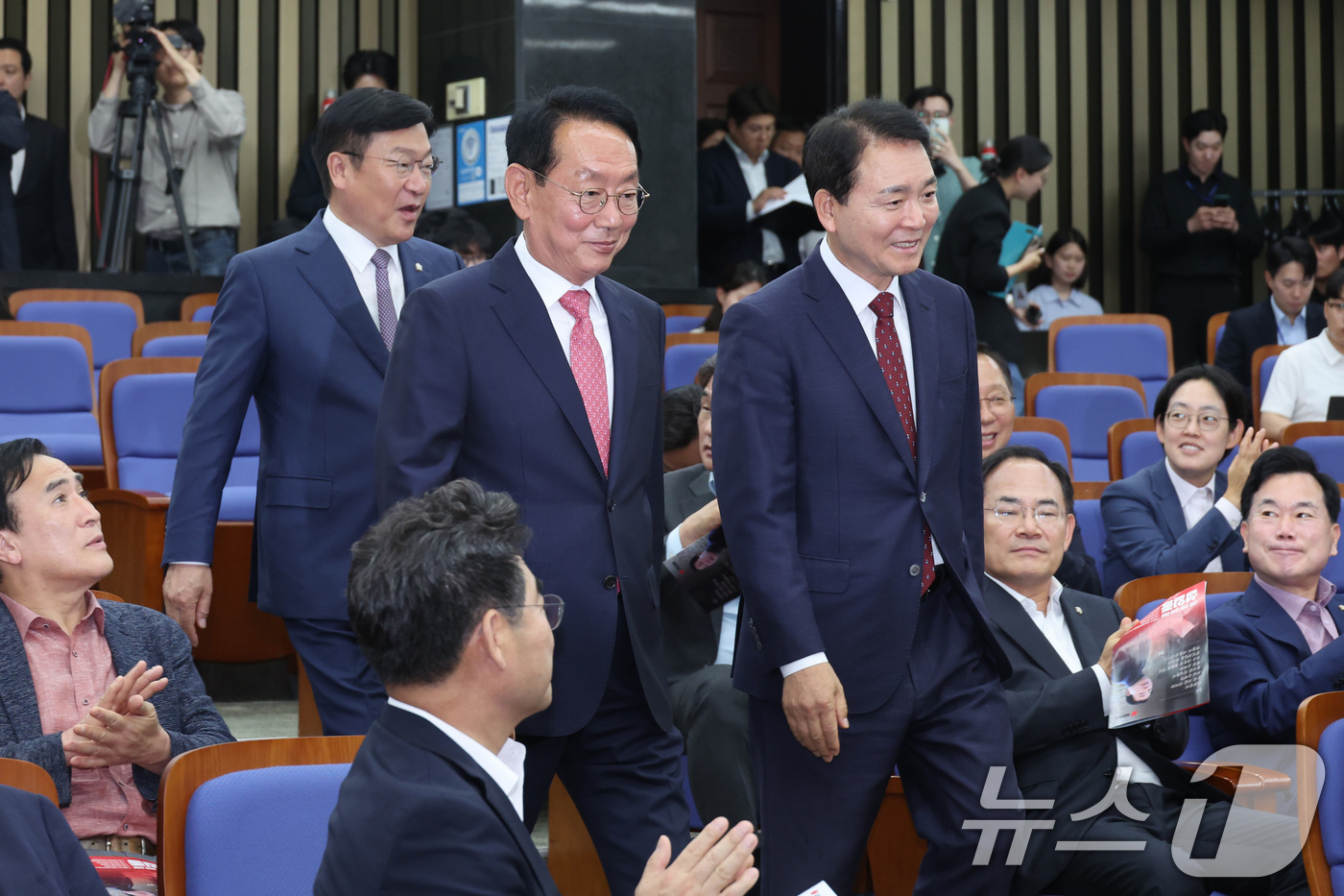 (서울=뉴스1) 신웅수 기자 = 국민의힘 원내대표 출마를 선언한 정점식(왼쪽부터), 김도읍, 성일종 의원이 9일 서울 여의도 국회에서 초·재선 의원 주최로 열린 원내대표 후보자 초 …