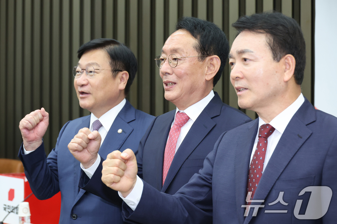 (서울=뉴스1) 신웅수 기자 = 국민의힘 원내대표 출마를 선언한 정점식(왼쪽부터), 김도읍, 성일종 의원이 9일 서울 여의도 국회에서 초·재선 의원 주최로 열린 원내대표 후보자 초 …