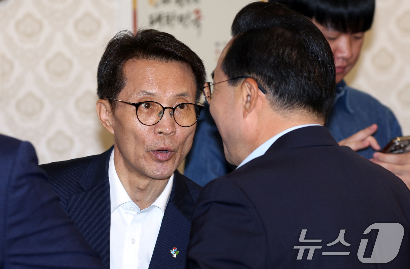 (서울=뉴스1) 김명섭 기자 = 김진오 저출산고령사회부위원장과 박홍근 기획예산처 장관이 9일 서울 종로구 세종대로 정부서울청사에서 열린 청년정책 관계장관회의에서 대화를 하고  있다 …