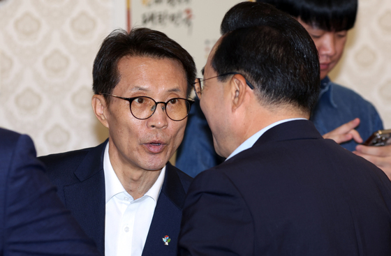 대화하는 김진오 부위원장과 박홍근 장관