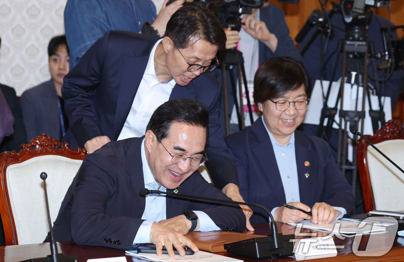 (서울=뉴스1) 김명섭 기자 = 김진오 저출산고령사회부위원장, 박홍근 기획예산처 장관, 정은경 보건복지부 장관이 9일 서울 종로구 세종대로 정부서울청사에서 열린 청년정책 관계장관회 …