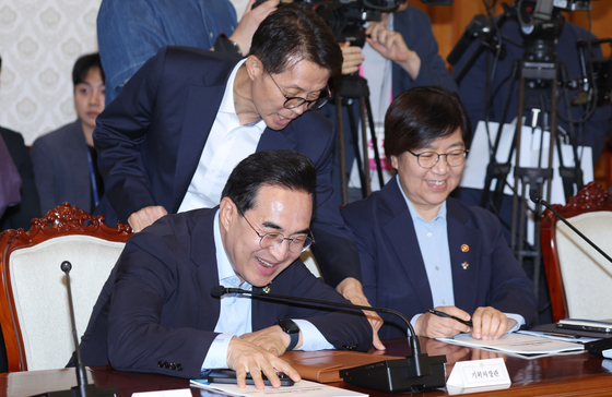 청년정책 관계장관회의 대화하는 장관들