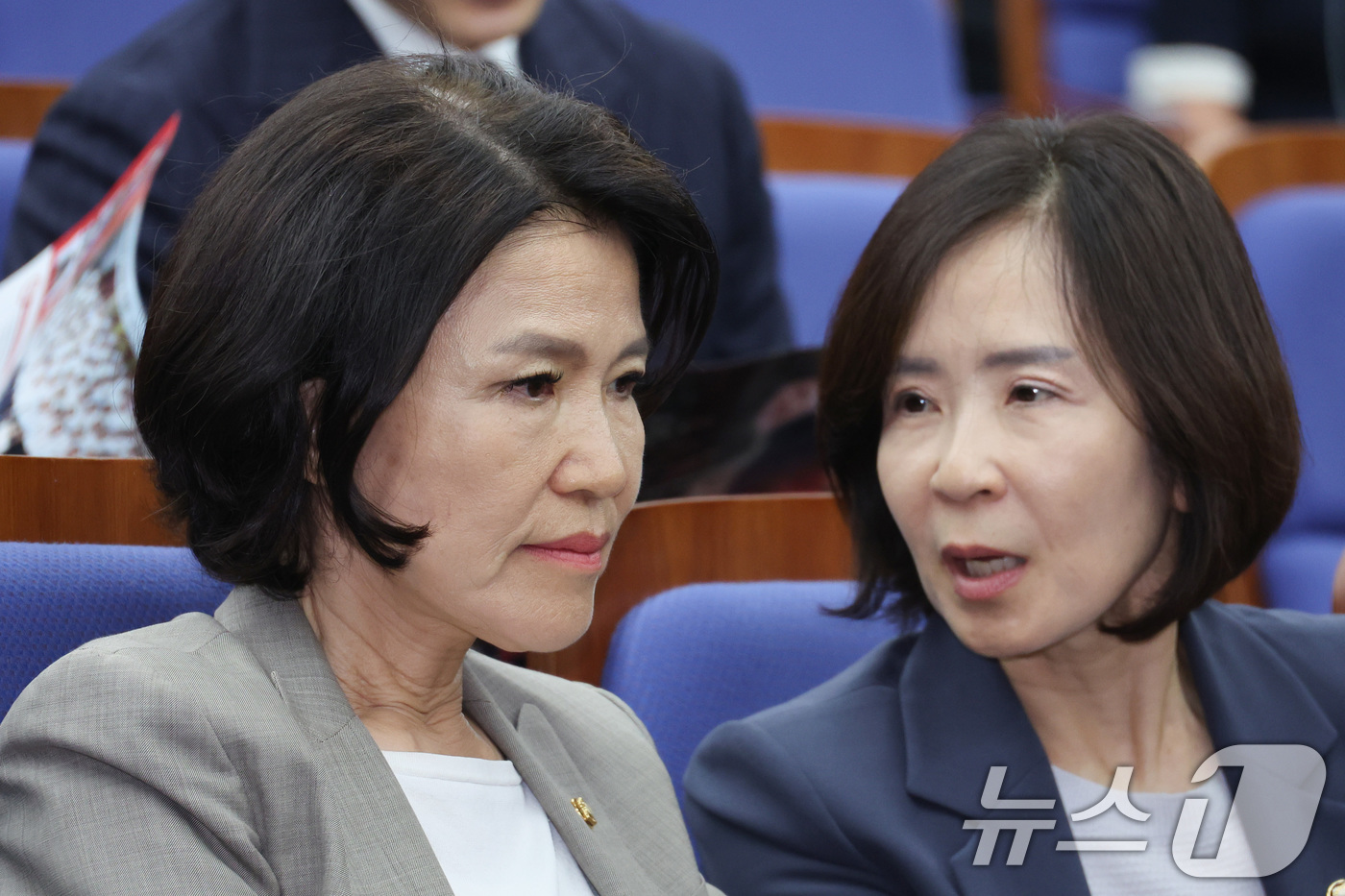 (서울=뉴스1) 신웅수 기자 = 이진숙, 최수진 국민의힘 의원이 9일 서울 여의도 국회에서 초·재선 의원 주최로 열린 원내대표 후보자 초청 간담회에서 대화하고 있다. 2026.6. …