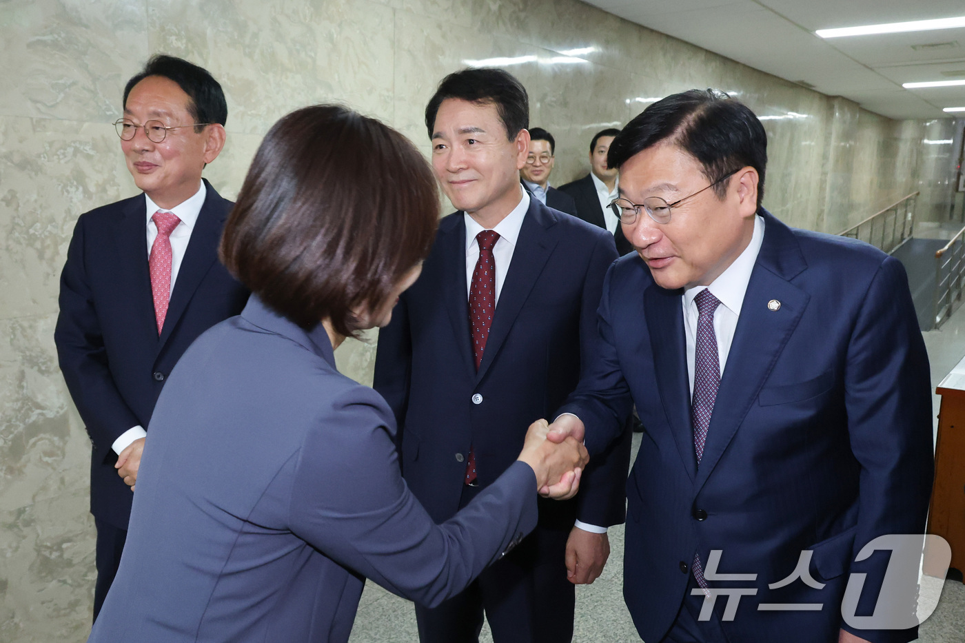 (서울=뉴스1) 신웅수 기자 = 국민의힘 원내대표 출마를 선언한 김도읍(왼쪽부터), 성일종, 정점식 의원이 9일 서울 여의도 국회에서 초·재선 의원 주최로 열린 원내대표 후보자 초 …