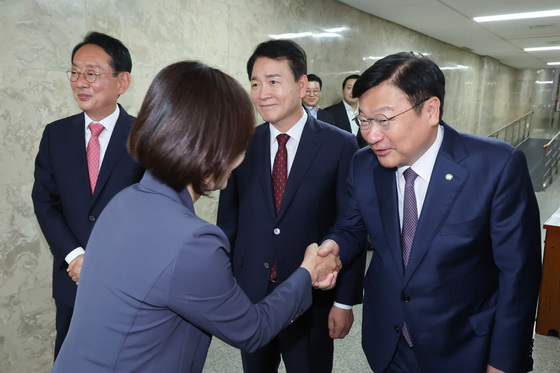 초·재선 의원들과 인사하는 野 원내대표 후보들