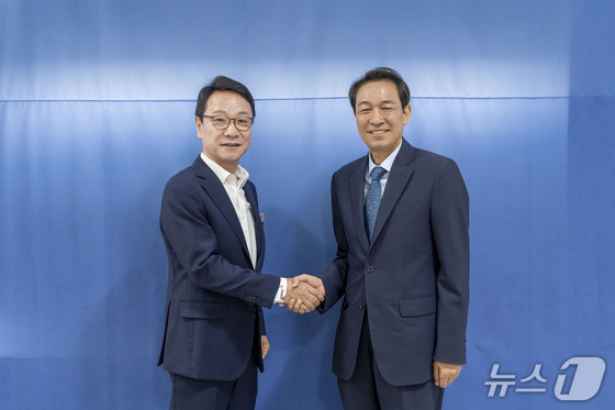 우상호 강원도지사 인수위 현판식 12일로 연기