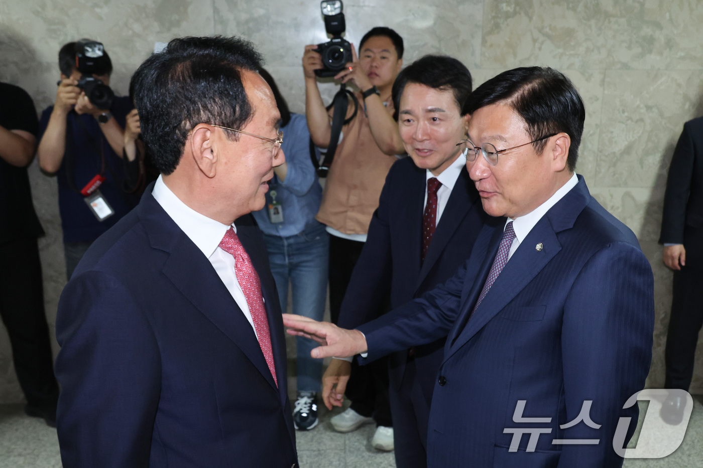 (서울=뉴스1) 신웅수 기자 = 국민의힘 원내대표 출마를 선언한 김도읍(왼쪽부터), 성일종, 정점식 의원이 9일 서울 여의도 국회에서 초·재선 의원 주최로 열린 원내대표 후보자 초 …