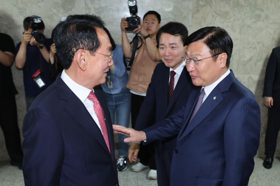대화하는 국민의힘 원내대표 후보
