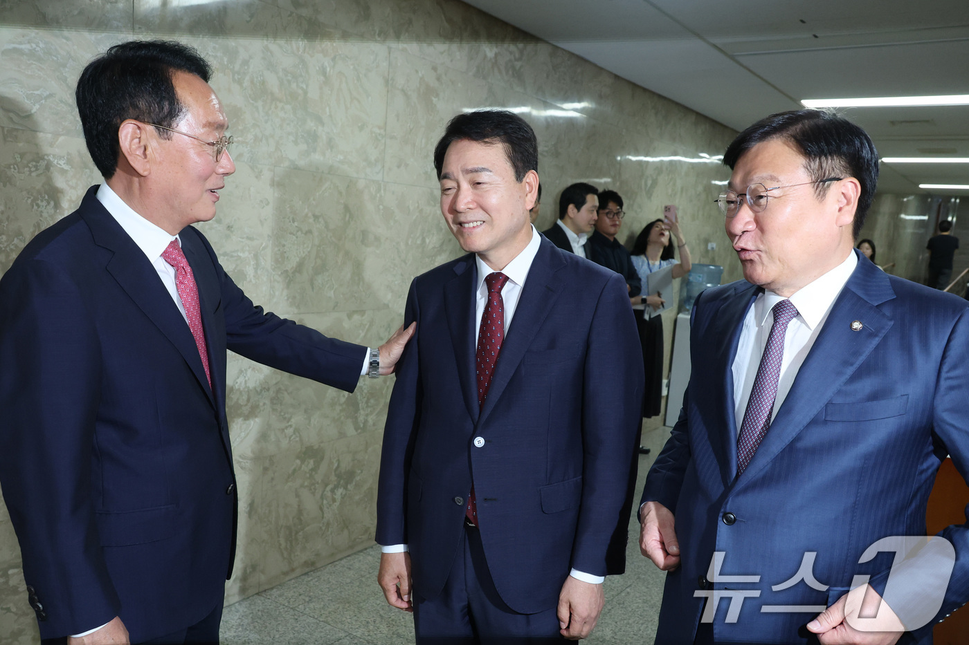 (서울=뉴스1) 신웅수 기자 = 국민의힘 원내대표 출마를 선언한 김도읍(왼쪽부터), 성일종, 정점식 의원이 9일 서울 여의도 국회에서 초·재선 의원 주최로 열린 원내대표 후보자 초 …