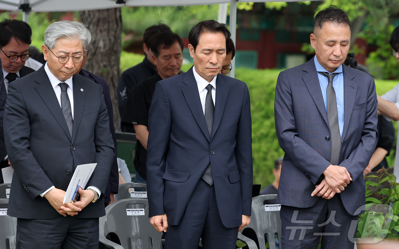 (서울=뉴스1) 김진환 기자 = 우상호 강원도지사 당선인과 윤동섭 연세대학교 총장, 김익태 사단법인 이한열기념사업회 이사장 등 참석자들이 9일 서울 서대문구 연세대학교에서 열린 제 …