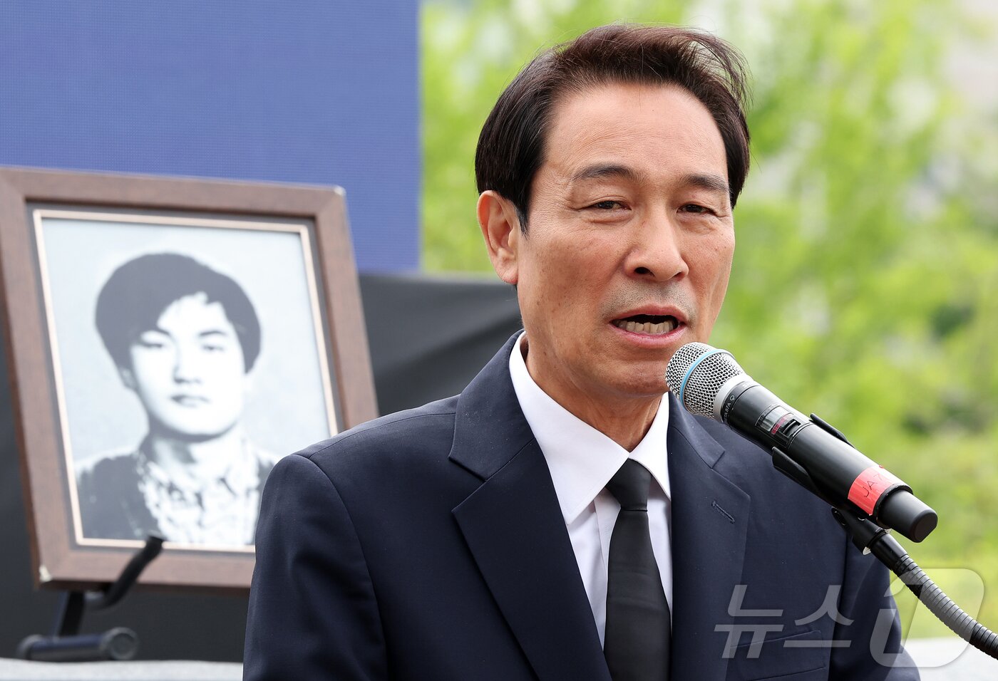 본문 이미지 - 우상호 강원도지사 당선인이 9일 서울 서대문구 연세대학교에서 열린 제39주기 이한열 추모제에서 추모사를 하고 있다. 2026.6.9 ⓒ 뉴스1 김진환 기자