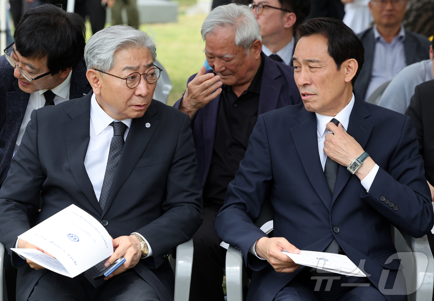 (서울=뉴스1) 김진환 기자 = 우상호 강원도지사 당선인(오른쪽)과 윤동섭 연세대학교 총장이 9일 서울 서대문구 연세대학교에서 열린 제39주기 이한열 추모제에서 대화를 나누고 있다 …