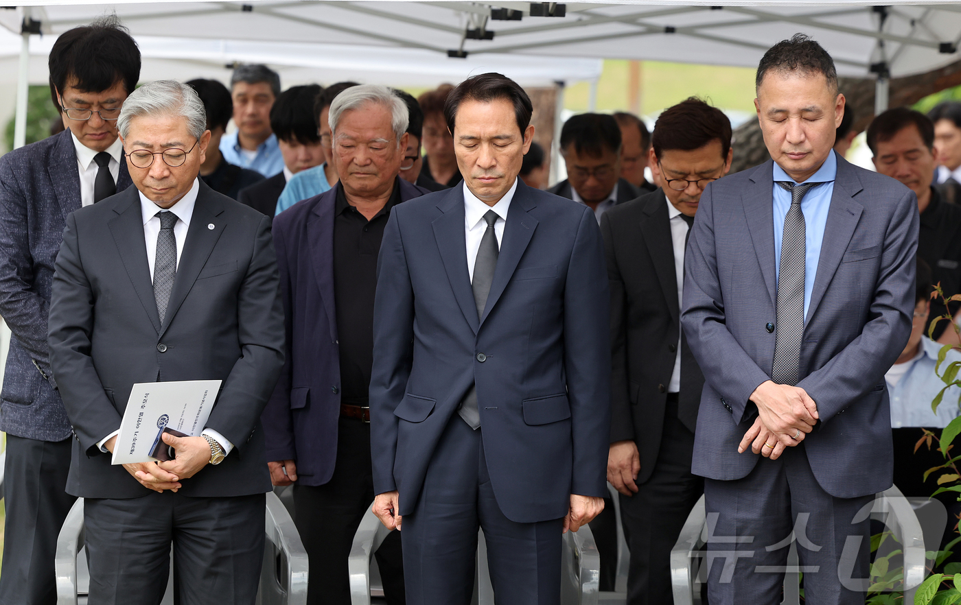 (서울=뉴스1) 김진환 기자 = 우상호 강원도지사 당선인과 윤동섭 연세대학교 총장, 김익태 사단법인 이한열기념사업회 이사장 등 참석자들이 9일 서울 서대문구 연세대학교에서 열린 제 …