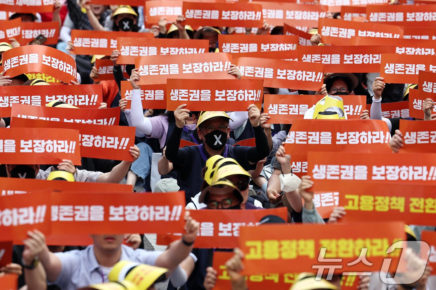 본문 이미지 - 전국에서 모인 소상공인들이 6월 9일 오후 서울 여의도 국회 앞에서 열린 '생존권 사수와 고용정책 대전환 촉구 범소상공인 결의대회'에서 최저임금 구분 적용과 주휴수당 폐지, 대형마트 새벽배송 허용 철회 등을 촉구하며 구호를 외치고 있다. (사진은 기사 내용과 무관함) / 뉴스1 ⓒ News1 구윤성 기자