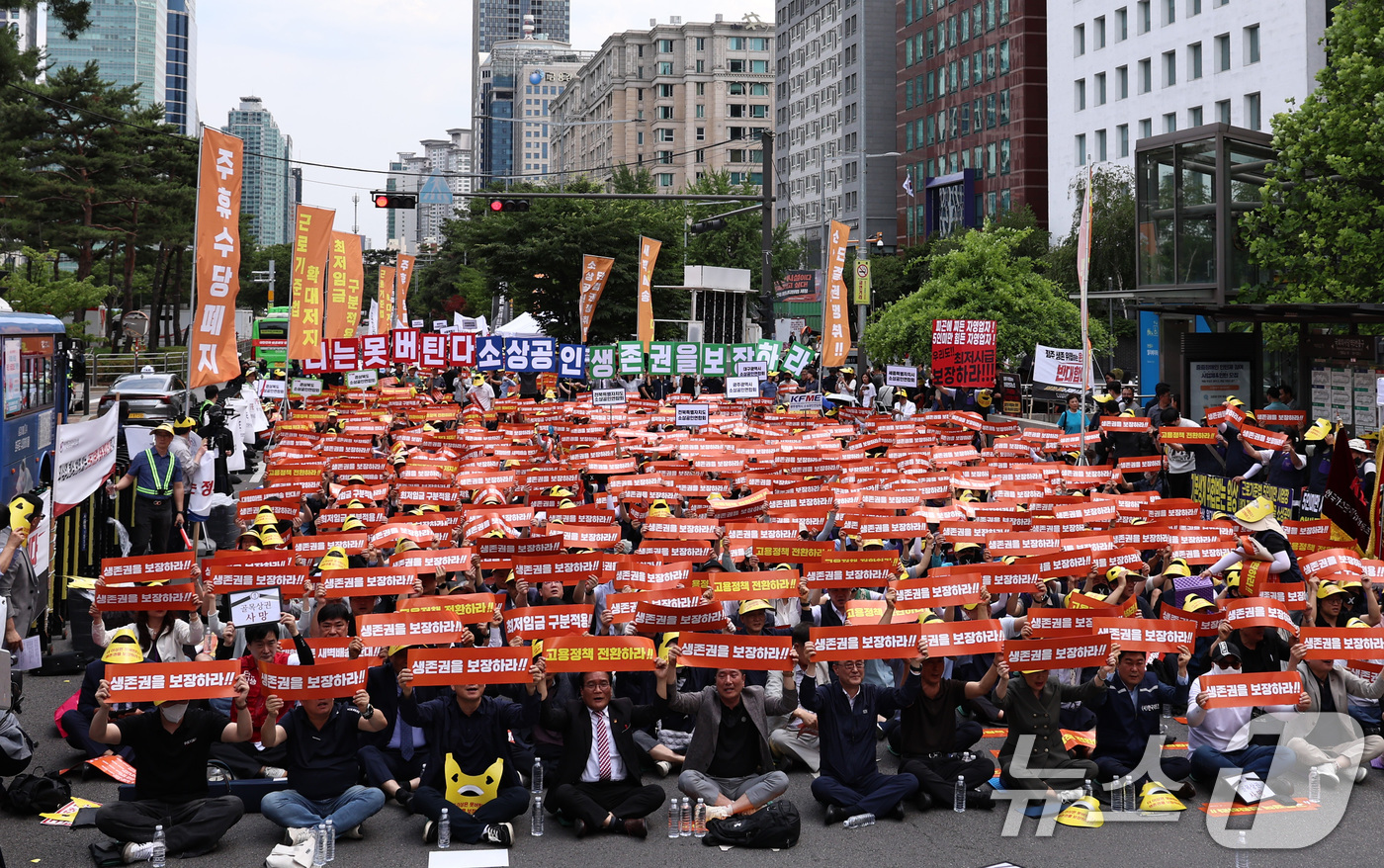 (서울=뉴스1) 구윤성 기자 = 전국에서 모인 소상공인들이 9일 오후 서울 여의도 국회 앞에서 열린 '생존권 사수와 고용정책 대전환 촉구 범소상공인 결의대회'에서 최저임금 구분 적 …