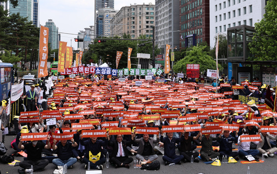 국회 앞에 모인 소상공인 3000명, 고용정책 전환 촉구