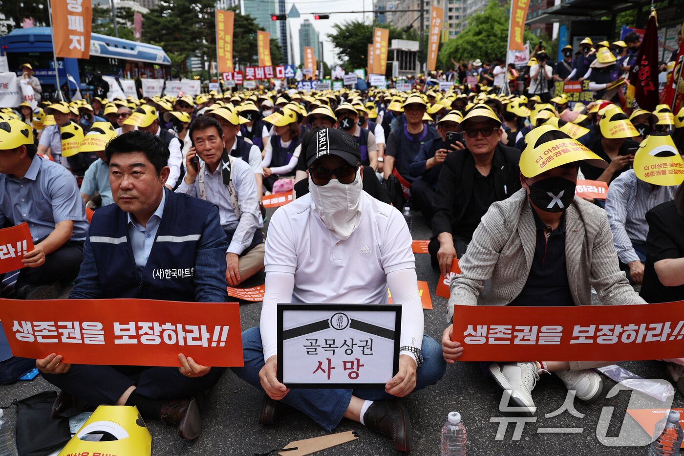 본문 이미지 - 전국에서 모인 소상공인들이 9일 오후 서울 여의도 국회 앞에서 열린 '생존권 사수와 고용정책 대전환 촉구 범소상공인 결의대회'에서 최저임금 구분 적용과 주휴수당 폐지, 대형마트 새벽배송 허용 철회 등을 촉구하며 구호를 외치고 있다. ⓒ 뉴스1 구윤성 기자