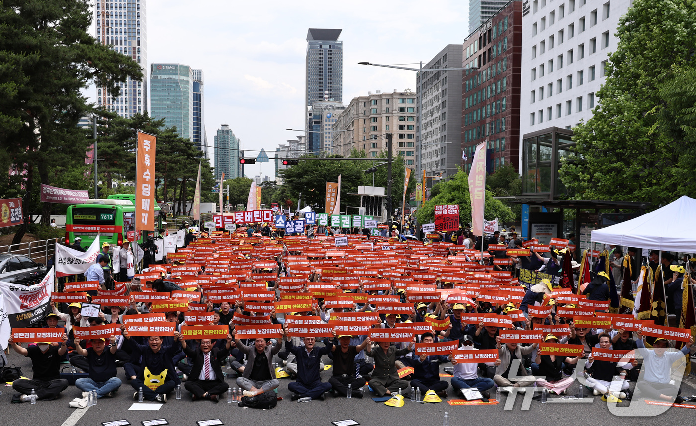 (서울=뉴스1) 구윤성 기자 = 전국에서 모인 소상공인들이 9일 오후 서울 여의도 국회 앞에서 열린 '생존권 사수와 고용정책 대전환 촉구 범소상공인 결의대회'에서 최저임금 구분 적 …