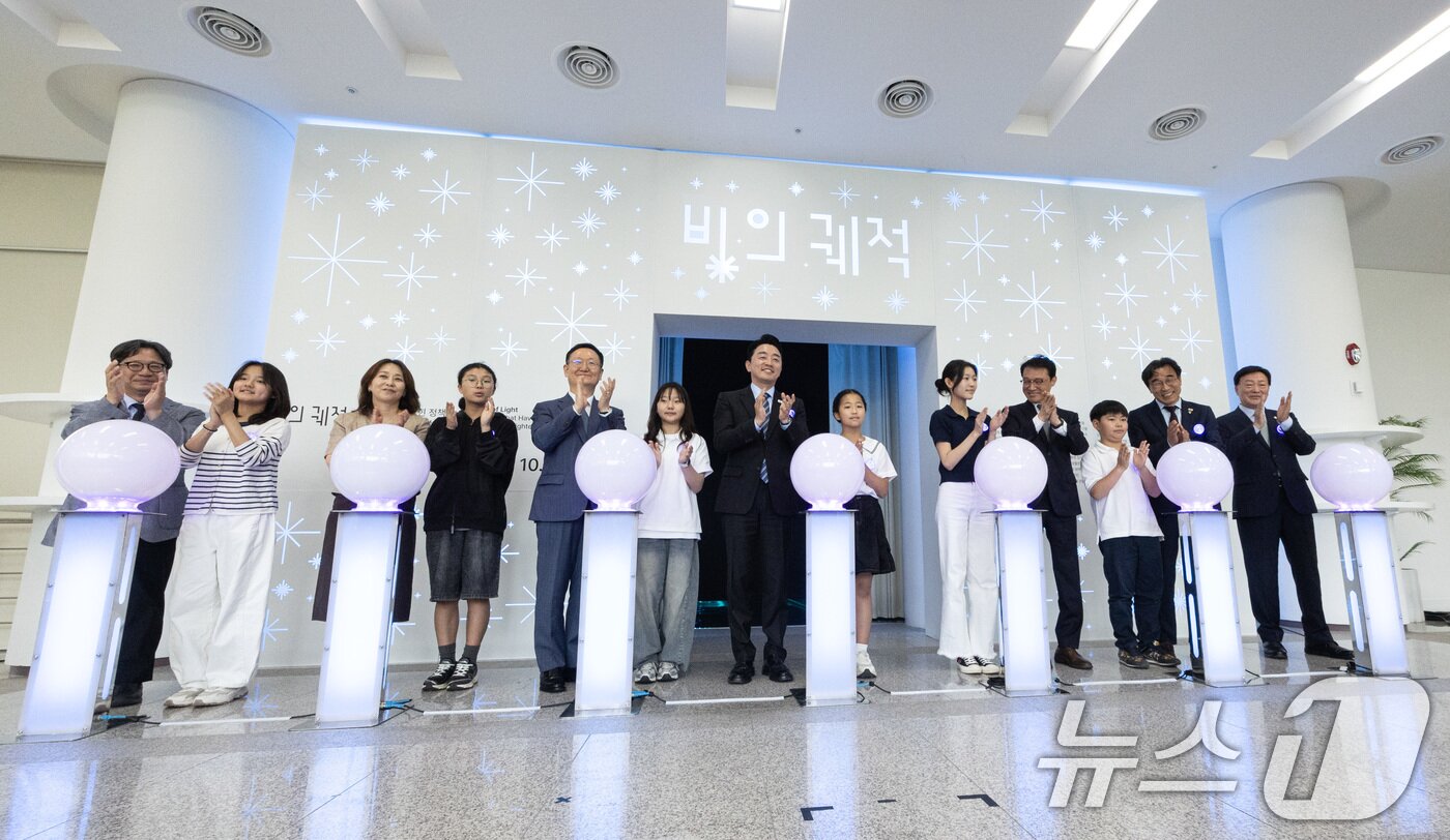 본문 이미지 - 강훈식 비서실장과 이규연 홍보소통수석을 비롯한 참석자들이 9일 서울 종로구 청와대 사랑채에서 열린 '빛의 궤적' 기획전시 개막식에서 점등 세리머니를 하고 있다.2026.6.9 ⓒ 뉴스1 이재명 기자