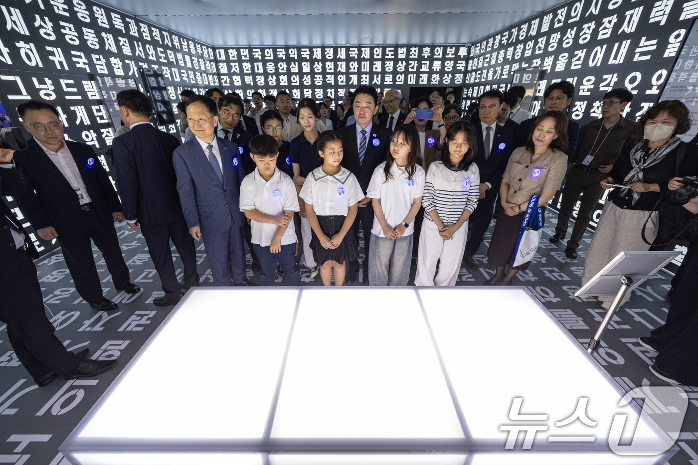 (서울=뉴스1) 이재명 기자 = 강훈식 비서실장과 이규연 홍보소통수석을 비롯한 참석자들이 9일 서울 종로구 청와대 사랑채에서 열린 '빛의 궤적' 기획전시를 관람하고 있다.이번 전시 …