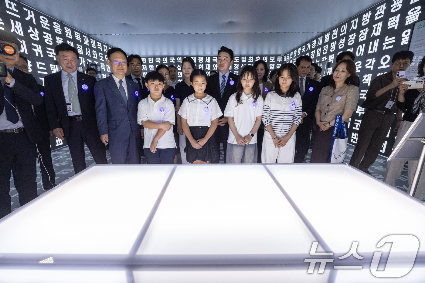 (서울=뉴스1) 이재명 기자 = 강훈식 비서실장과 이규연 홍보소통수석을 비롯한 참석자들이 9일 서울 종로구 청와대 사랑채에서 열린 '빛의 궤적' 기획전시를 관람하고 있다.이번 전시 …