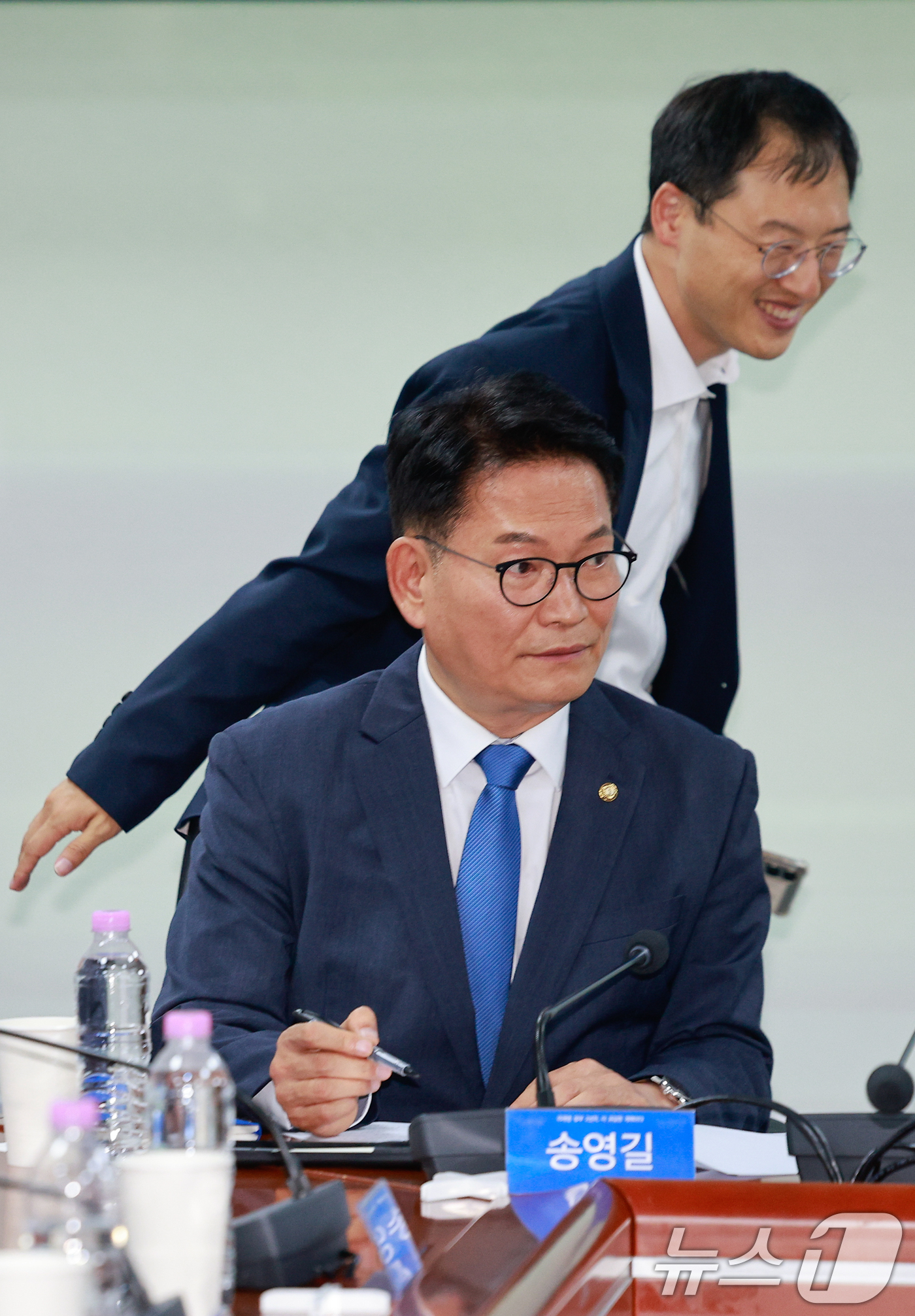 (서울=뉴스1) 안은나 기자 = 송영길 더불어민주당 의원과 김상욱 울산시장 당선인이 9일 오후 서울 여의도 국회의원회관에서 열린 '이재명 정부 2년차, 더 과감한 개혁이다' 포럼에 …