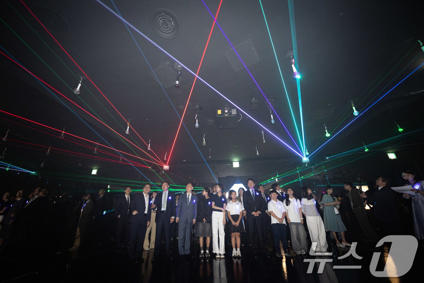 본문 이미지 - 강훈식 비서실장과 이규연 홍보소통수석을 비롯한 참석자들이 9일 서울 종로구 청와대 사랑채에서 열린 '빛의 궤적' 기획전시를 관람하고 있다.  2026.6.9 ⓒ 뉴스1 이재명 기자
