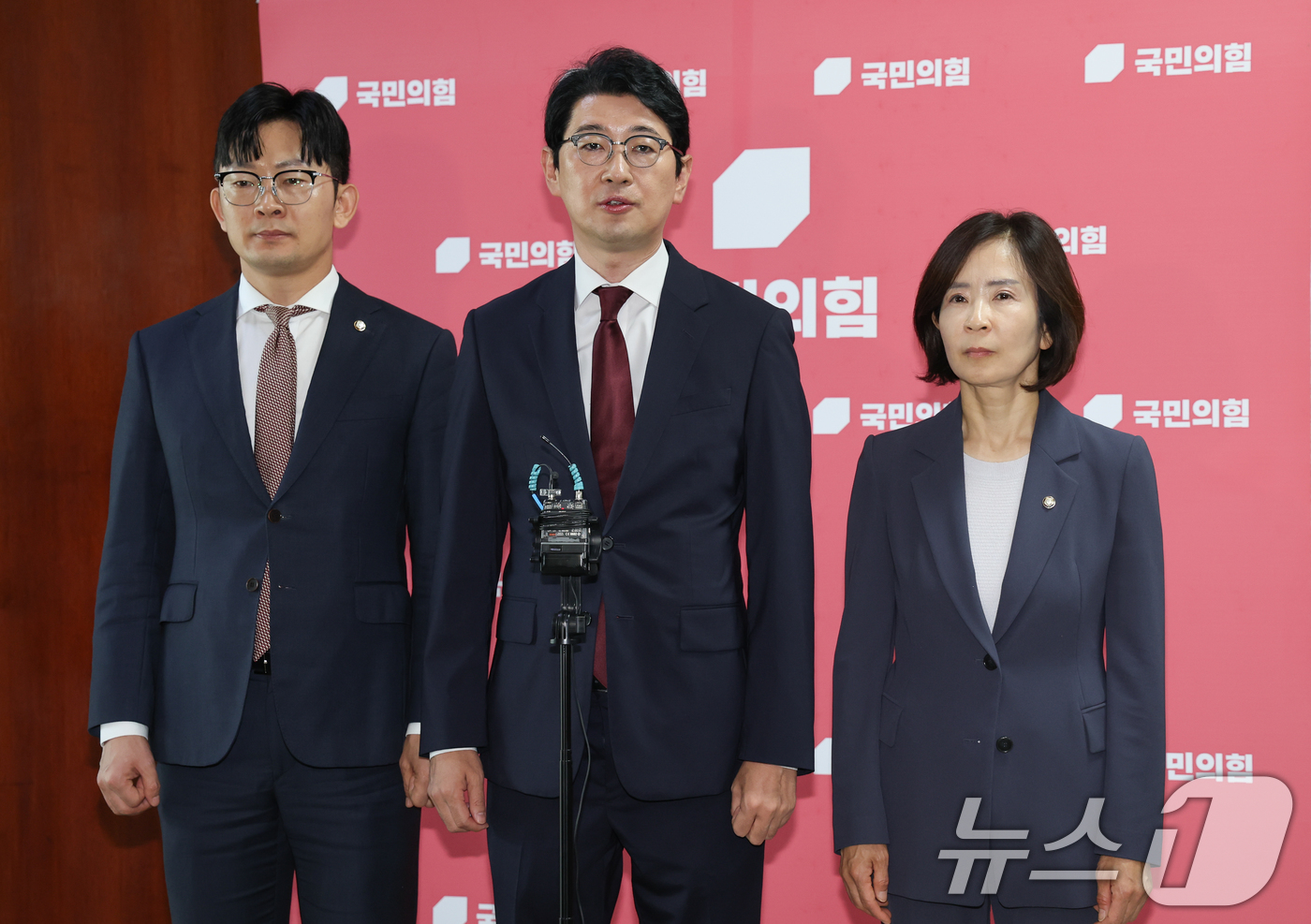 (서울=뉴스1) 안은나 기자 = 국민의힘 박충권(왼쪽부터), 주진우, 최수진 의원이 9일 오후 서울 여의도 국회에서 '제9회 전국동시지방선거 선거 부정 및 국민 참정권 침해 의혹 …