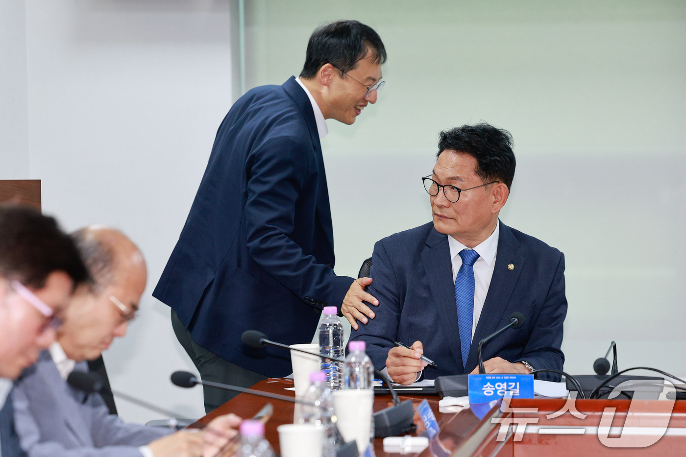 (서울=뉴스1) 안은나 기자 = 송영길 더불어민주당 의원과 김상욱 울산시장 당선인이 9일 오후 서울 여의도 국회의원회관에서 열린 '이재명 정부 2년차, 더 과감한 개혁이다' 포럼에 …