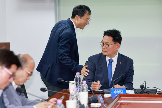 인사하는 송영길·김상욱