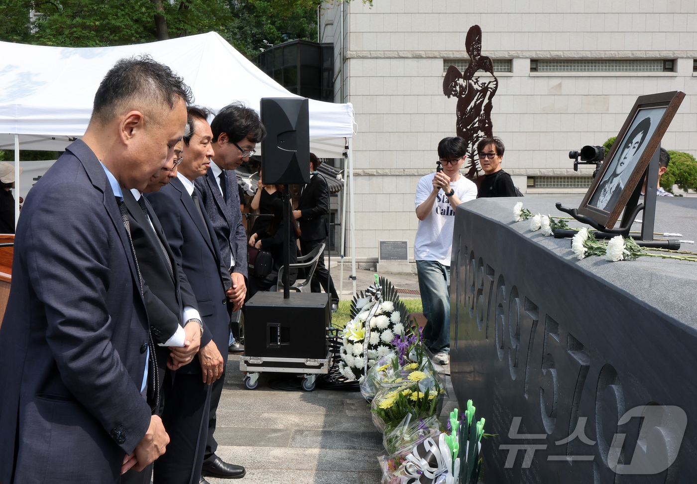 (서울=뉴스1) 김진환 기자 = 우상호 강원도지사 당선인과 윤동섭 연세대학교 총장을 비롯한 참석자들이 9일 서울 서대문구 연세대학교에서 열린 제39주기 이한열 추모제에서 고 이한열 …