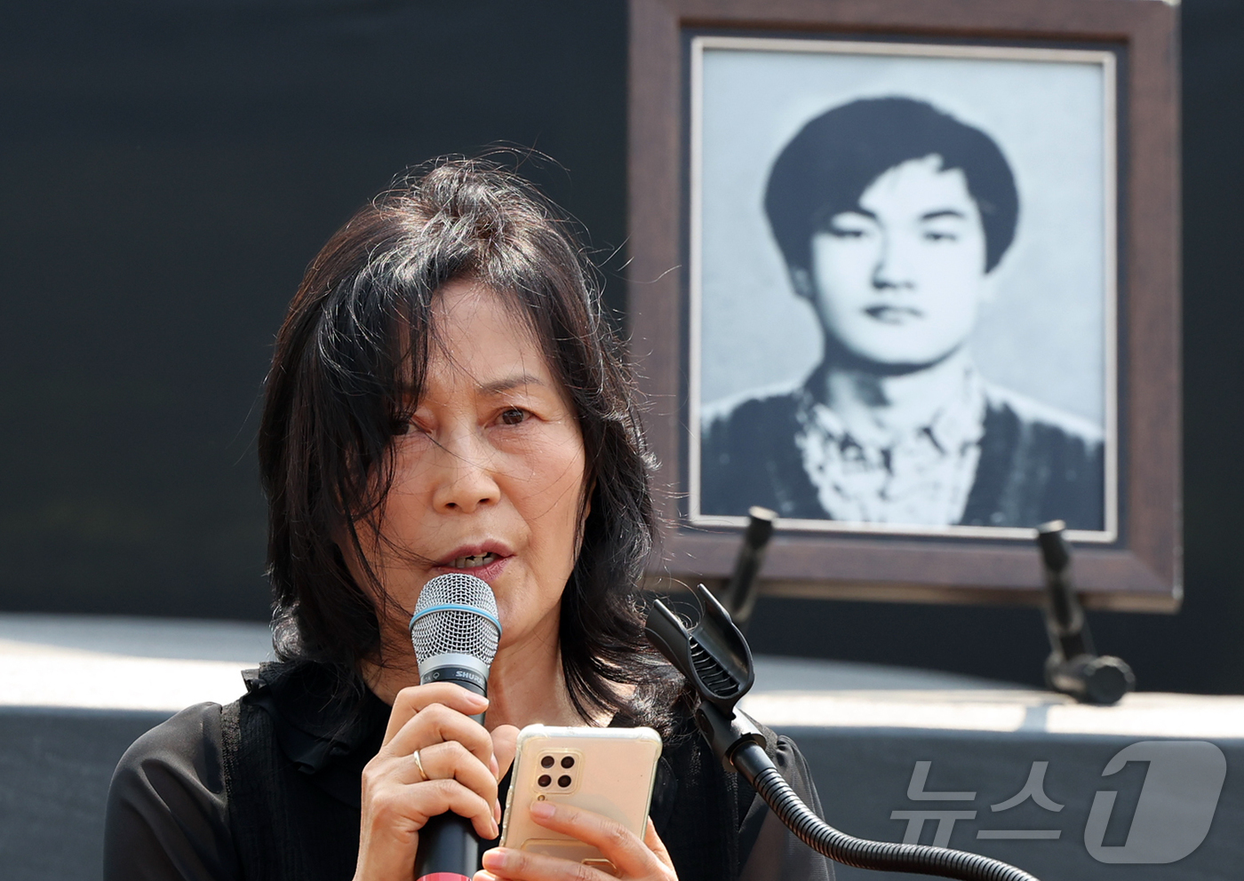 (서울=뉴스1) 김진환 기자 = 9일 서울 서대문구 연세대학교에서 열린 제39주기 이한열 추모제에서 이한열 열사의 누나 이숙례 씨가 참석자들에게 감사의 말을 전하고 있다. 2026 …