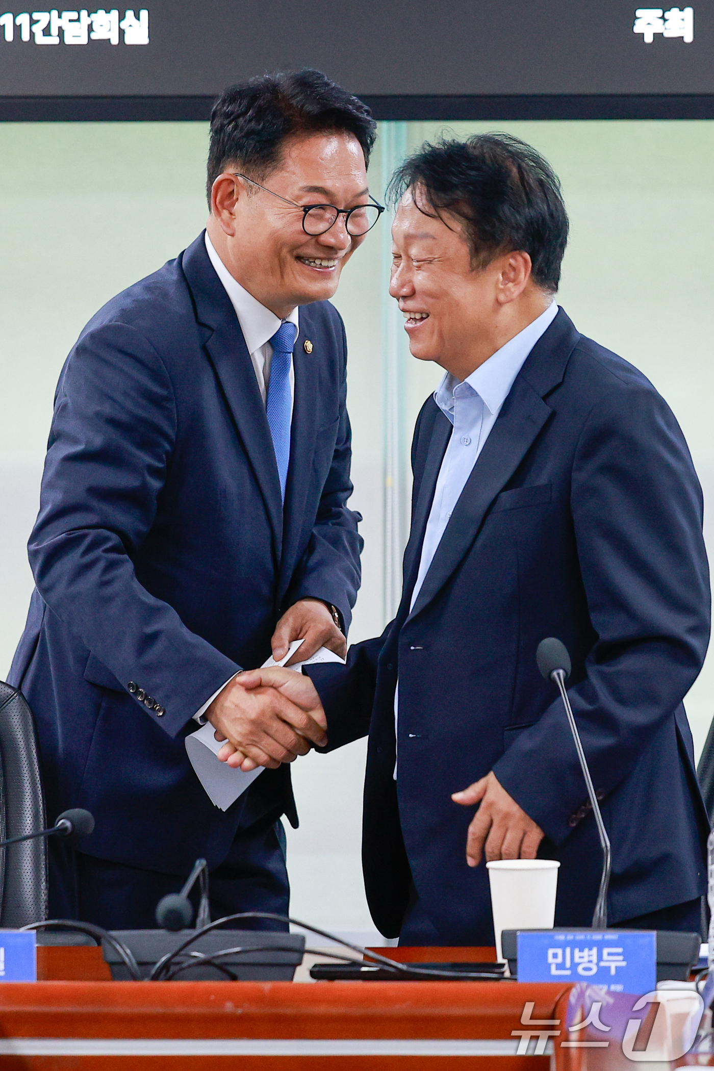 (서울=뉴스1) 안은나 기자 = 송영길 더불어민주당 의원(왼쪽)과 前 국회의원인 민병두 뉴스투데이 회장이 9일 오후 서울 여의도 국회의원회관에서 열린 '이재명 정부 2년차, 더 과 …