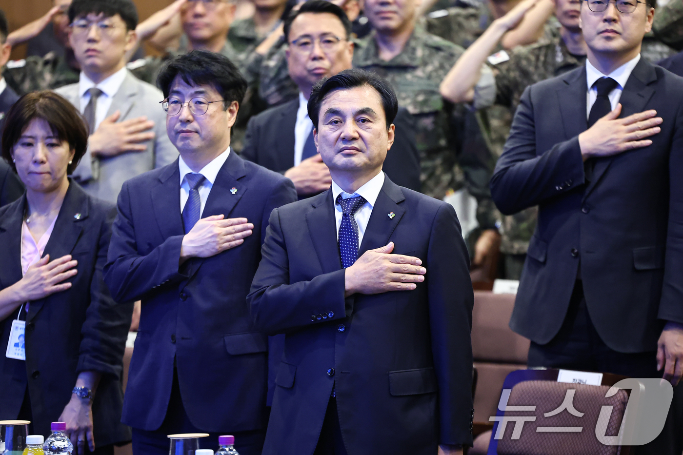 (서울=뉴스1) 김도우 기자 = 안규백 국방부 장관이 9일 서울 용산구 전쟁기념관에서 열린 국방개혁 세미나에서 국민의례를 하고 있다. 2026.6.9/뉴스1