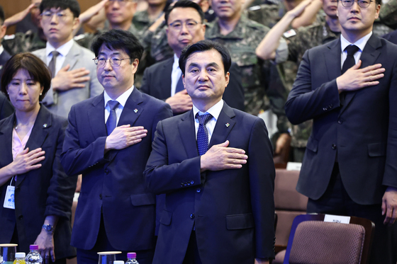 국민의례하는 안규백 국방 장관