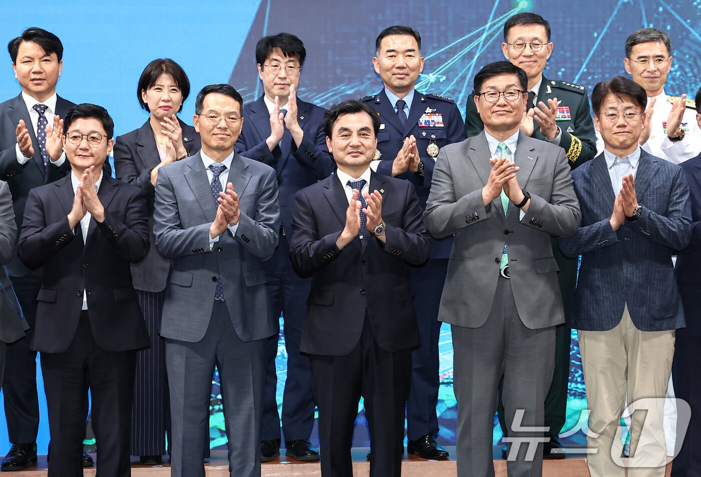 본문 이미지 - 안규백 국방부 장관이 9일 서울 용산구 전쟁기념관에서 열린 국방개혁 세미나에서 참석자들과 기념촬영을 하고 있다. 2026.6.9 ⓒ 뉴스1 김도우 기자