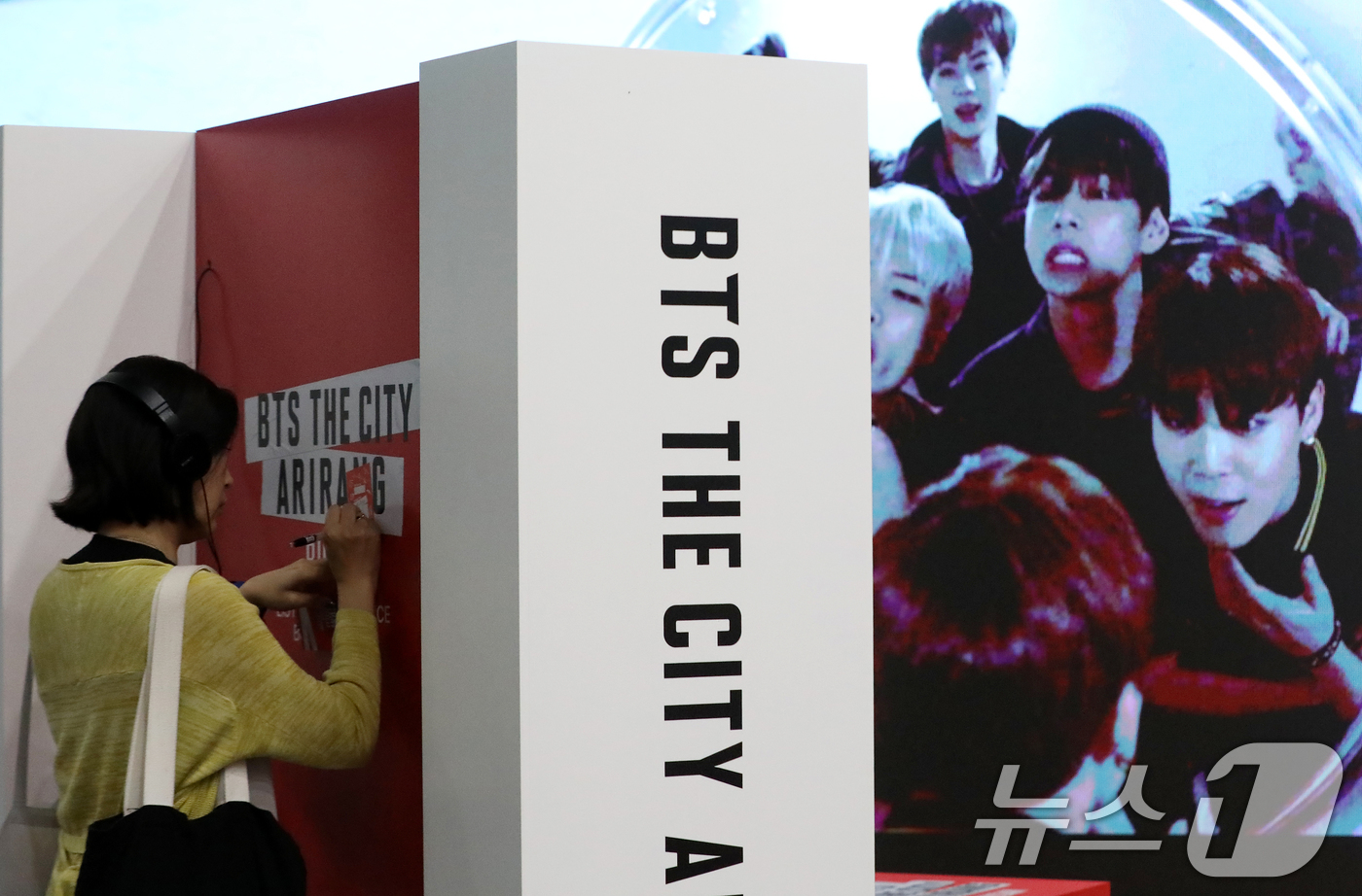 (부산=뉴스1) 윤일지 기자 = 방탄소년단(BTS)의 'BTS 월드투어 아리랑 IN 부산' 콘서트를 사흘 앞둔 9일 오후 부산 동구 부산역 부산유라시아플랫폼에 마련된 'BTS TH …