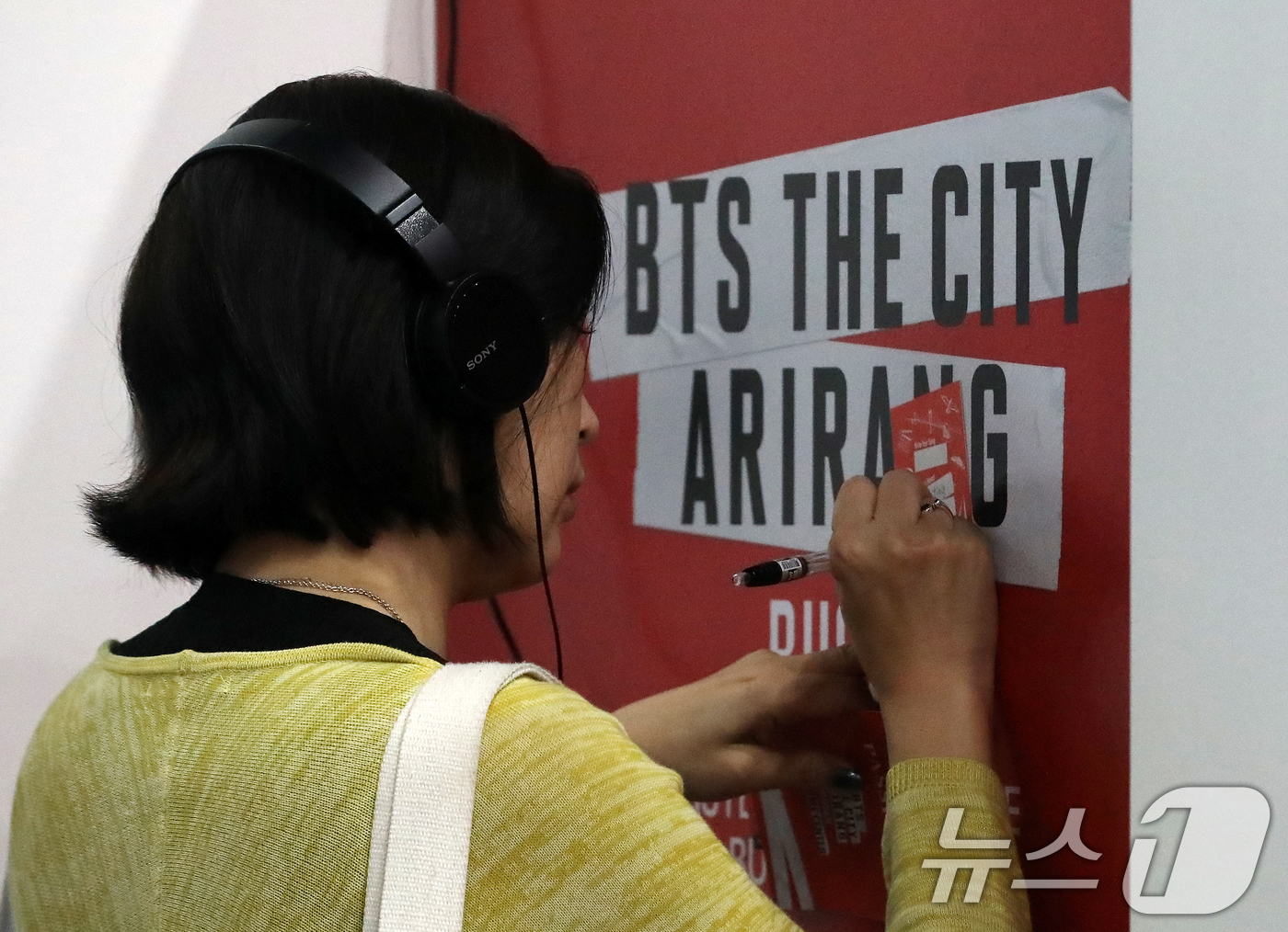 (부산=뉴스1) 윤일지 기자 = 방탄소년단(BTS)의 'BTS 월드투어 아리랑 IN 부산' 콘서트를 사흘 앞둔 9일 오후 부산 동구 부산역 부산유라시아플랫폼에 마련된 'BTS TH …