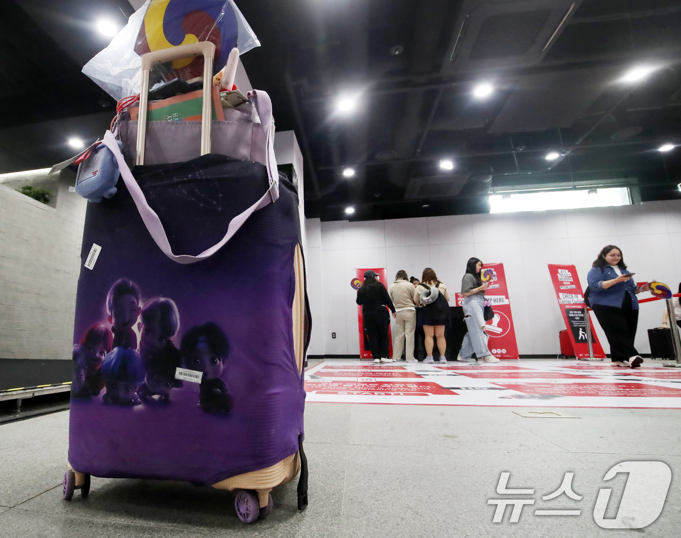 (부산=뉴스1) 윤일지 기자 = 방탄소년단(BTS)의 'BTS 월드투어 아리랑 IN 부산' 콘서트를 사흘 앞둔 9일 오후 부산 동구 부산역 부산유라시아플랫폼에 마련된 'BTS TH …