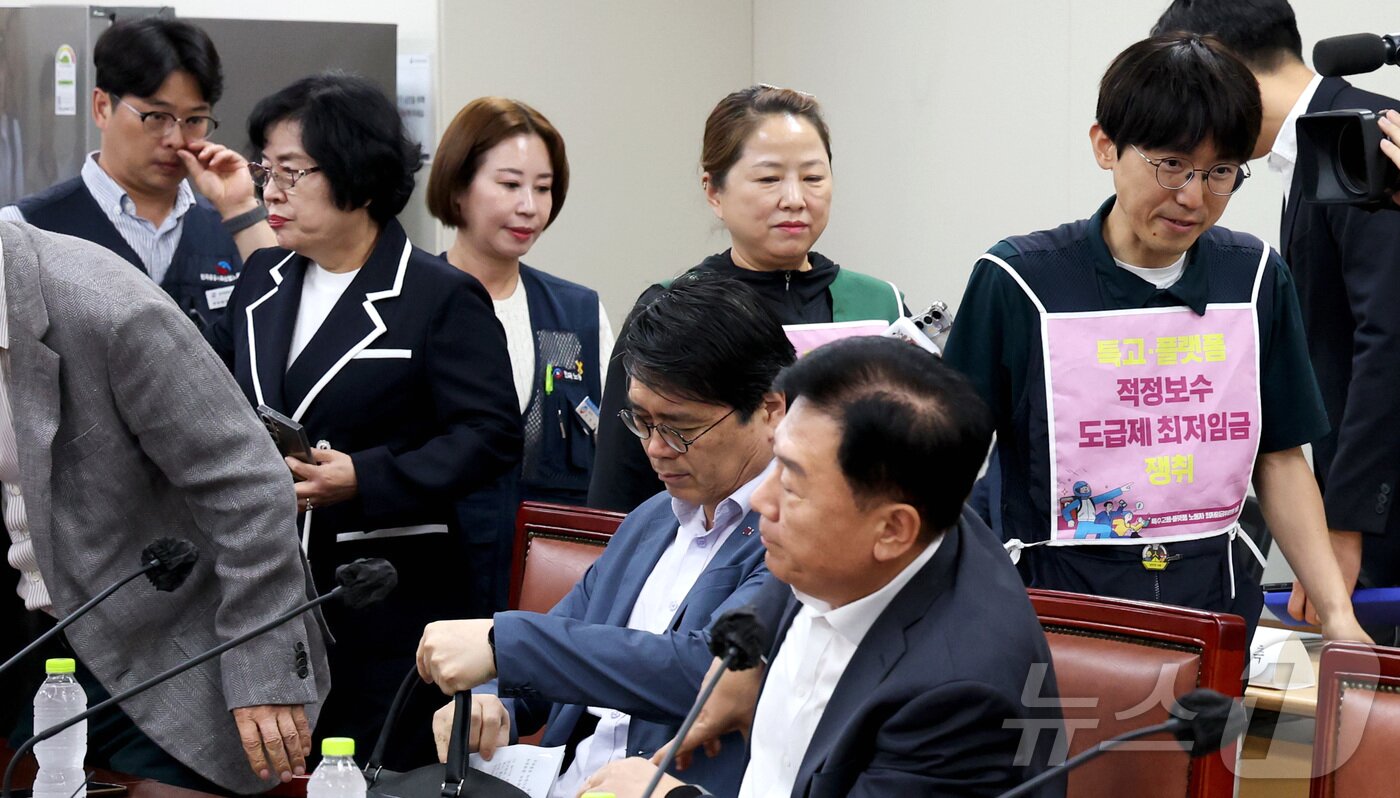본문 이미지 - 9일 세종시 정부세종청사 최저임금위원회에서 열린 2027년도 최저임금위원회 4차 전원회의에 근로자위원들이 '특고·플랫폼 적정보수, 도급제 최저임금 쟁취' 문구를 착용하고 회의에 임하고 있다. 2026.6.9 ⓒ 뉴스1 김기남 기자