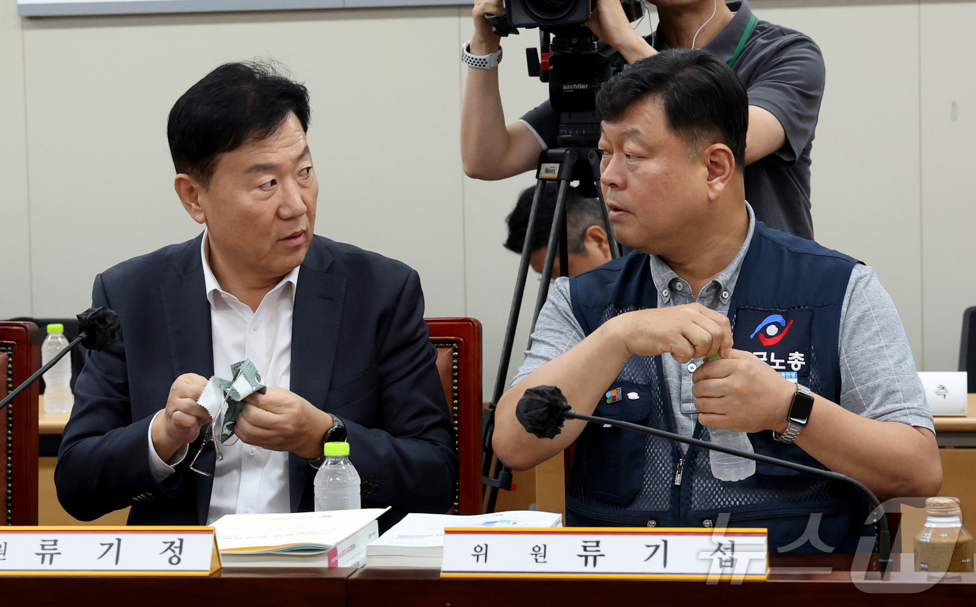 (세종=뉴스1) 김기남 기자 = 류기정 사용자위원과 류기섭 근로자위원이 9일 세종시 정부세종청사 최저임금위원회에서 열린 2027년도 최저임금위원회 4차 전원회의에 참석하여 이야기를 …