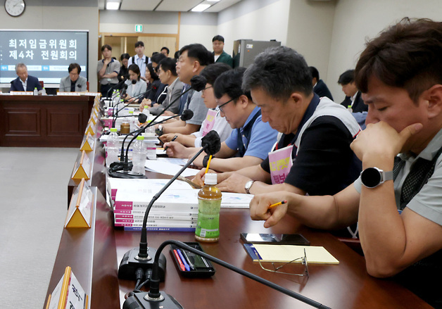 특고·플랫폼 노동자 적정임금, 팽팽한 논의 시작
