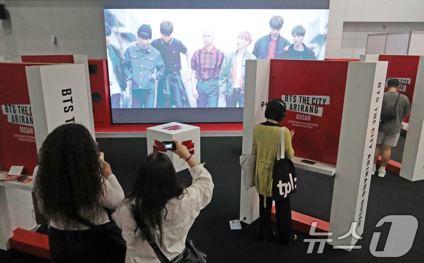 (부산=뉴스1) 윤일지 기자 = 방탄소년단(BTS)의 'BTS 월드투어 아리랑 IN 부산' 콘서트를 사흘 앞둔 9일 오후 부산 동구 부산역 부산유라시아플랫폼에 마련된 'BTS TH …