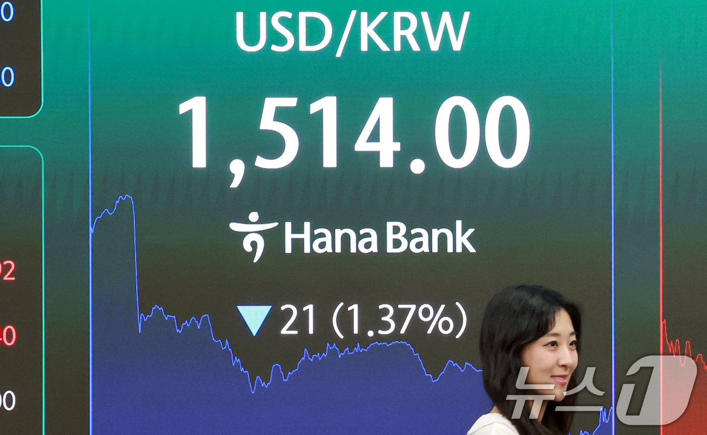 (서울=뉴스1) 이호윤 기자 = 9일 서울 중구 하나은행 본점 딜링룸 전광판에 환율이 표시되고 있다. 서울외환시장에서 달러·원 환율은 전일 대비 21원 내린 1514원에 거래되고 …