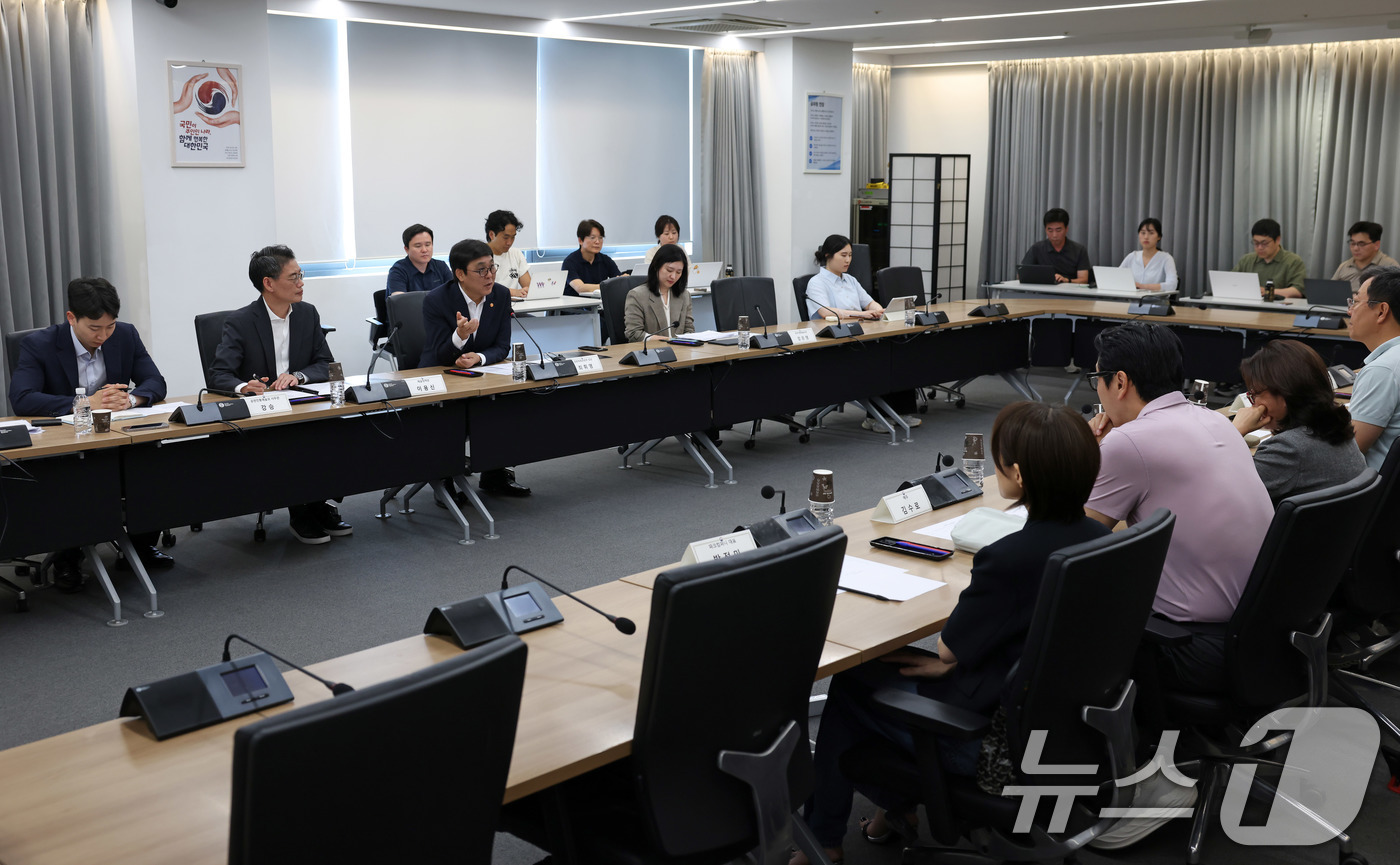 (서울=뉴스1) = 최휘영 문화체육관광부 장관이 9일 서울 종로구 국립현대미술관 서울관에서 열린 문화예술정책자문위원회 연극 분과 제3차 회의를 주재하고 있다. (문화체육관광부 제공 …
