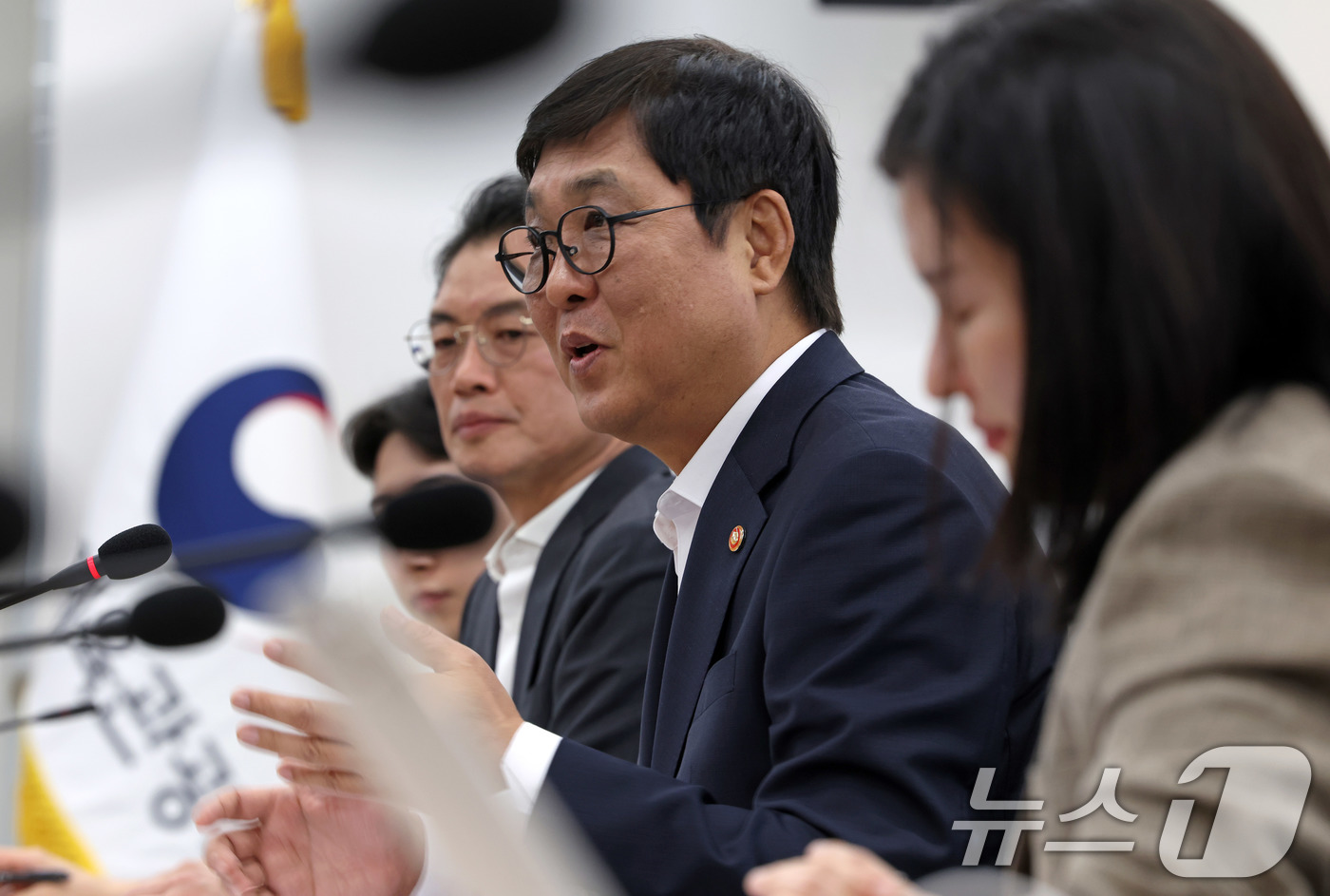 (서울=뉴스1) = 최휘영 문화체육관광부 장관이 9일 서울 종로구 국립현대미술관 서울관에서 열린 문화예술정책자문위원회 연극 분과 제3차 회의를 주재하고 있다. (문화체육관광부 제공 …