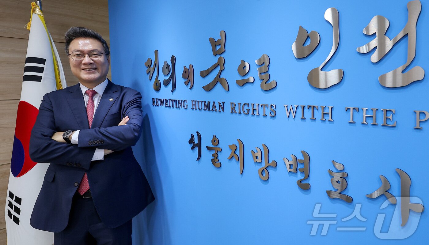 본문 이미지 - 조순열 서울지방변호사회 회장이 9일 서울 서초구 서울지방변호사회 회장 사무실에서 뉴스1과 인터뷰를 하기에 앞서 포즈를 취하고 있다. ⓒ 뉴스1 김성진 기자